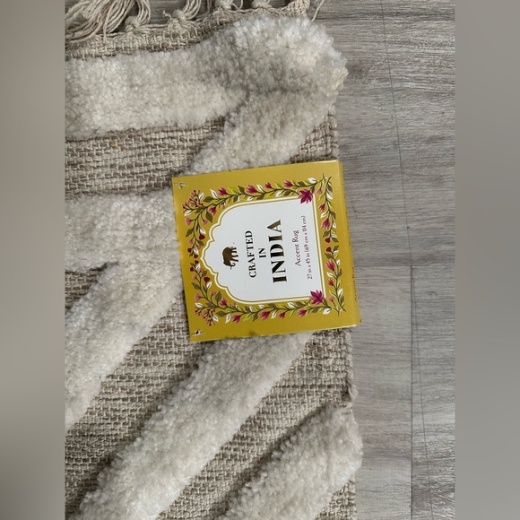 27” x 45” Patterned Accent Rug - Picture 4 of 4